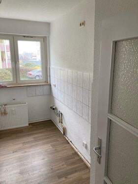 Blick in die Küche mit weißem Fliesenspiegel.jpg - 2 Zimmer Etagenwohnung in Schlüchtern