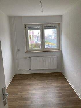 Weiteres Zimmer mit Fenster und neuen Bodenbelägen.jpg - Etagenwohnung mit 55,10 m&sup2; in Schlüchtern zur Miete