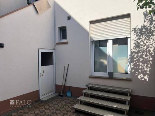 Terrassenbereich im Hof - Mehrfamilienhaus, Wohnhaus in Wörth am Main zum Kaufen