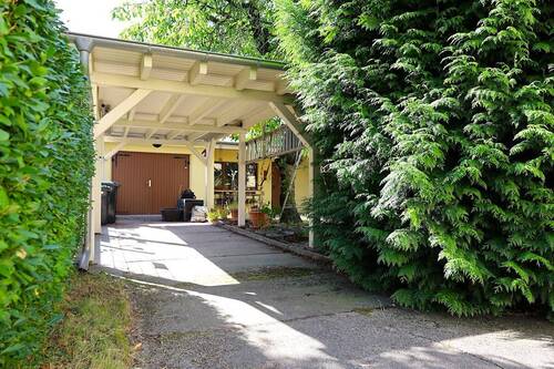 Carport & Blick zur Garage - 