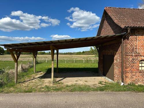 Nebengebäude mit Stellplatz - 