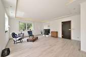 Wohnzimmer mit Kaminofen - 8 Zimmer Einfamilienhaus zum Kaufen in Falkensee