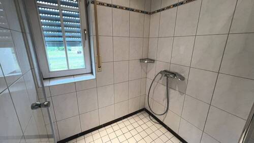 Dusche mit Fenster - Etagenwohnung mit 62,60 m&sup2; in Waldshut-Tiengen zur Miete