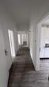 Der Blick in den hellen Flur - 