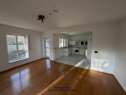 Wohnzimmer mit offener Küche - 2 Zimmer Etagenwohnung in Falkensee