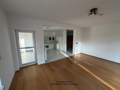 Wohnzimmer mit Balkon - Etagenwohnung mit 65,60 m&sup2; in Falkensee zum Kaufen