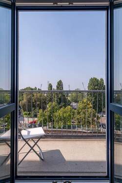 Blick auf den Balkon - 4 Zimmer Etagenwohnung zum Kaufen in Berlin