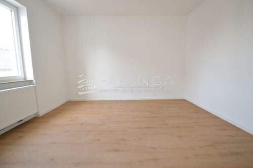 Großzügiges Schlafzimmer - 2 Zimmer Etagenwohnung in Wiesbaden-Schierstein