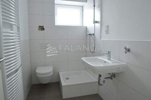 Modernes Tageslichtbad - Etagenwohnung mit 66,00 m&sup2; in Wiesbaden-Schierstein zur Miete