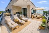 Terrasse mit Lounge und Dinnerarea - Penthouse-Träume werden wahr: Modernstes Design trifft auf grenzenlose Freiheit