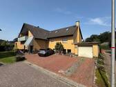 Hausansicht und Garage - 3 Zimmer Etagenwohnung zum Kaufen in Hagenburg