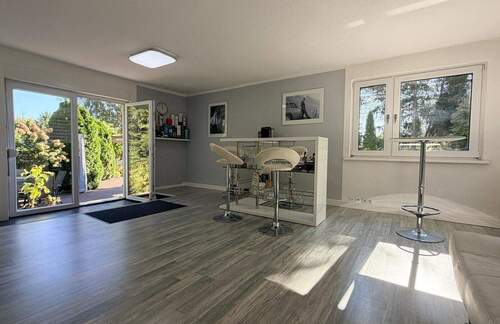 Der Mehrzweckraum mit Blick und Zugang zur Terrasse - 