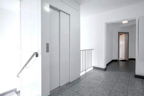 Treppenhaus & Aufzug - 3 Zimmer Etagenwohnung zum Kaufen in Düsseldorf