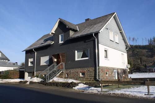 Straßenansicht - Freistehendes Einfamilienhaus mit viel Raum für Ihre Ideen in Bad Laasphe - Ortsteil