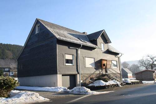 Stzraßenansicht - 8 Zimmer Einfamilienhaus zum Kaufen in Bad Laasphe