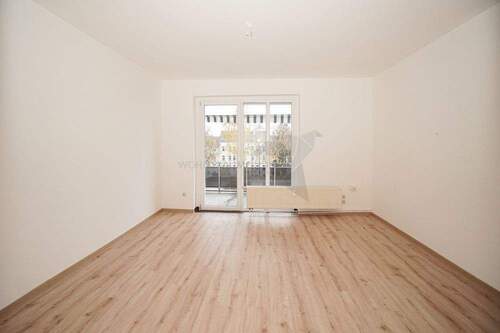 Wohnzimmer mit Balkonzugang - 3 Zimmer Etagenwohnung zur Miete in Chemnitz