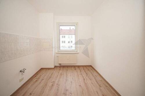 Küche mit Fenster und Fliesenspiegel - 