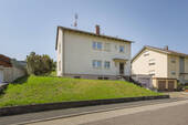 Straßenansicht - 6 Zimmer Mehrfamilienhaus, Wohnhaus in Königsbach-Stein