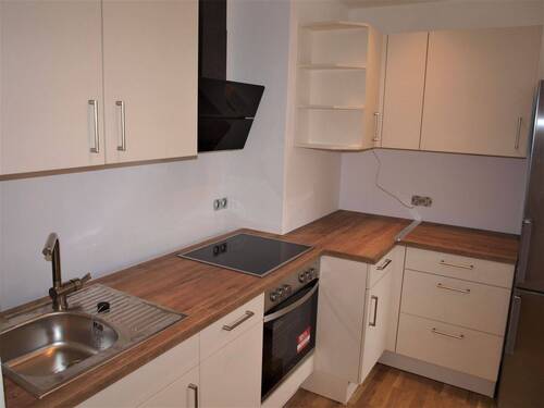 Küche mit Einbauküche - Top renovierte 2-Zimmer-Wohnung in ruhiger Siedlungslage