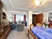 Blick ins Esszimmer und Sitzecke - 