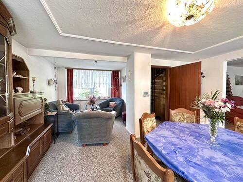 Blick ins Esszimmer und Sitzecke - 