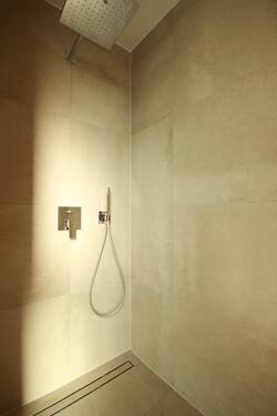 ebenerdige Dusche mit Unterputzarmaturen - 