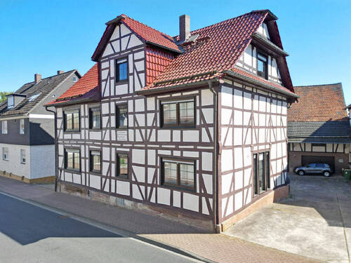 Bild1 - Großes Wohnhaus mit Scheune und Bauland im Ortskern von Großenritte