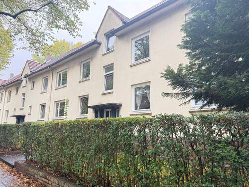 Hausansicht - Gepflegte und gut geschnittene 3 Zimmerwohnung mit neuer Einbauküche und Duschbad in Tonndorf