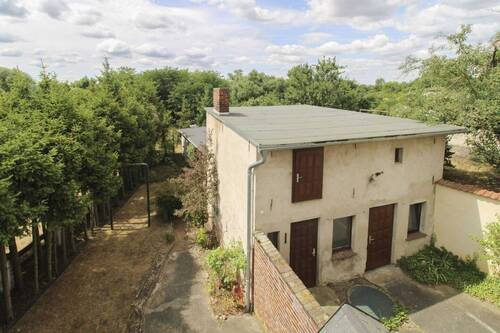 Blick auf Nebengelass und Grundstück - 8 Zimmer Mehrfamilienhaus, Wohnhaus in Coswig