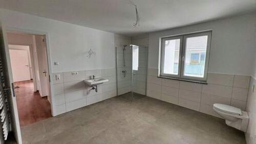 großzügiges Badezimmer - 