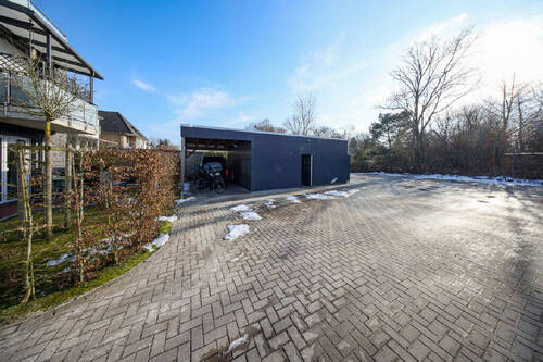 Hof mit PKW-Stellplatz - 