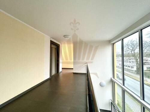 Treppenhaus mit Fahrstuhl - 