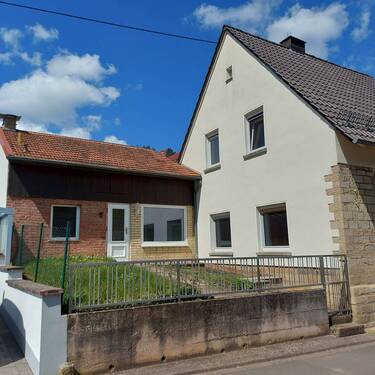 Hausansicht mit Anbau - Einfamilienhaus mit 124,50 m&sup2; in Staudernheim zum Kaufen