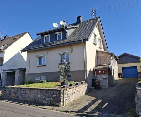 Straßenansicht - Modernisierungswürdiges Ein-Zweifamilienhaus für die große Familie - für jedes Kind ein eigenes Zimmer!