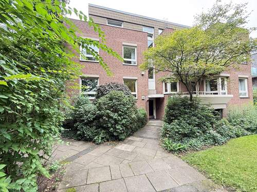 Hausansicht - Renovierte 2 Zimmerwohnung mit Balkon und TG-Stellplatz in Lokstedt