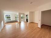 Wohn- und Esszimmer mit Balkon - 2 Zimmer Etagenwohnung zur Miete in Hamburg