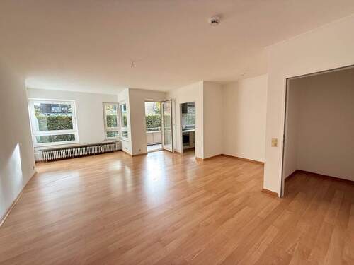 Wohn- und Esszimmer mit Balkon - 2 Zimmer Etagenwohnung zur Miete in Hamburg