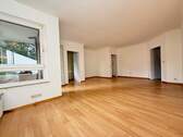Wohn- und Esszimmer mit Balkon - 2 Zimmer Etagenwohnung in Hamburg