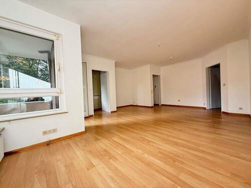 Wohn- und Esszimmer mit Balkon - 2 Zimmer Etagenwohnung in Hamburg