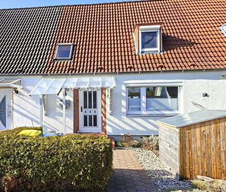 Straßenansicht.jpg - Kleines Reihenhaus mit Garten - 249.000,00&nbsp;EUR Kaufpreis, ca.&nbsp; 70,00&nbsp;m&sup2;&nbsp;Wohnfl&auml;che