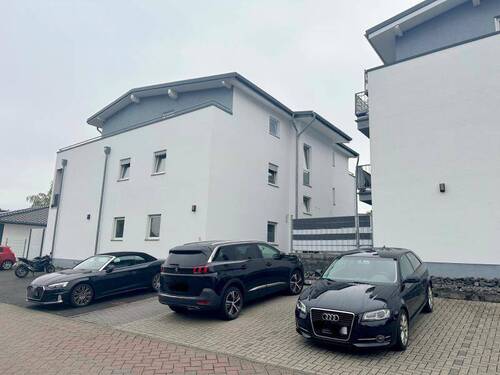 Hausansicht - Neuwertige und freundliche 3 Zimmerwohnung mit Balkon