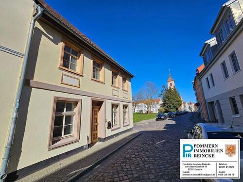 Ansicht Haus und HGStr..jpg - Mehrfamilienhaus mit Potential, acht Wohnungen in der Hansestadt Anklam! Denkmalschutz!