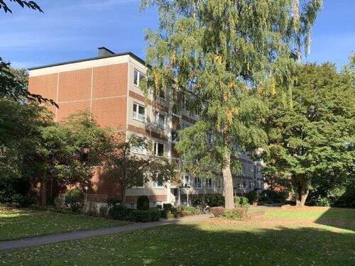 Ansicht vorne - Schöne 3-Zi.-EG-Whg. mit TerrasseGartenanteil, neuer Einbauküche und neuem Bad!