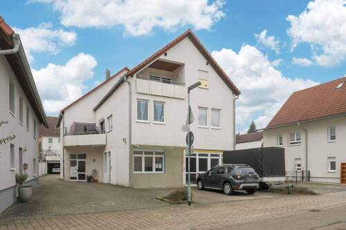 Straßenansicht - Reinkommen - Wohlfühlen - Bleiben Helle, frisch renovierte 4-Zimmer-Wohnung mit Büro und Freisitz