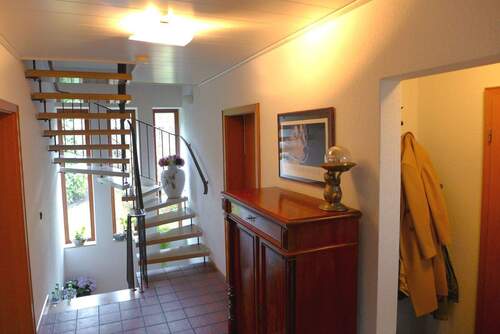 Eingangsflur mit Treppenaufgang - 