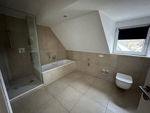 Badezimmer mit Wanne - 