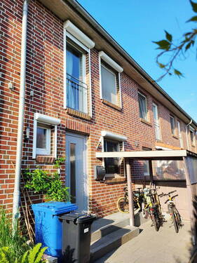 Haustüre mit Bikeport - Familienfreundliches Reihenhaus - 6 Zimmer - zentral und doch ruhig gelegen BJ 2010