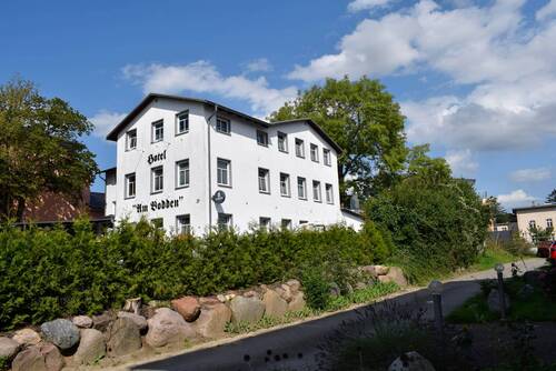 Das Hotelrestaurant von außen - Namenhaftes Hotel-Restaurant - 1.900.000,00 EUR Kaufpreis,