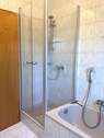 .... und Dusche mit Glasabtrennung - 