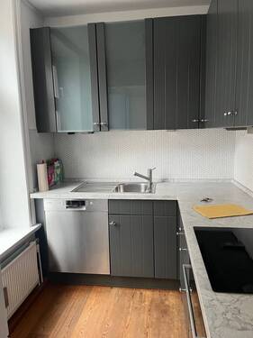 Küche mit Einbauten - 3 Zimmer Etagenwohnung in Hamburg